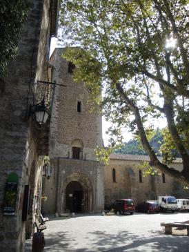 5.10.2009 La porta d'accés principal a l'abadia des de la plaça  Place de la Liberté -  Jordi Bibià