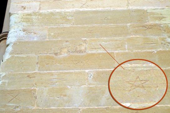 19.3.2009 <strong>Altres marques</strong> i novament, el <strong>pentagrama </strong>en un dels murs exteriors de la Seu.  Seu Vella de Lleida -  Jordi Bibià