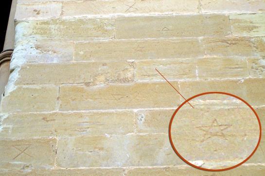 19.3.2009 <strong>Altres marques</strong> i novament, el <strong>pentagrama </strong>en un dels murs exteriors de la Seu.  Seu Vella de Lleida -  Jordi Bibià