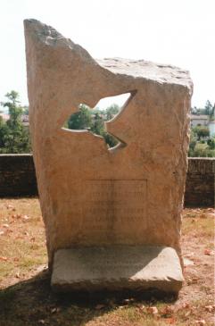 14.7.1998 El colom fou un dels altres símbols emprats pels bons homes. En aquest cas, correspon a un monument commemoratiu pels càtars morts en aquesta ciutat. <em>“A Lavaur lo poble occitan perdet son independencia mas dins set segles lo laurier tornara a verdejar”.       </em>                Lavaur        -  Jordi Bibià