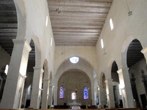 20.8.2009 Interior del temple. La imatge és bastant desangelada, em va decebre bastant. Cal dir que a la plaça mateix, hi ha un pàrquing públic on es pot deixar el cotxe còmodament.            Besiers. Santa Magdalena -  Jordi Bibià