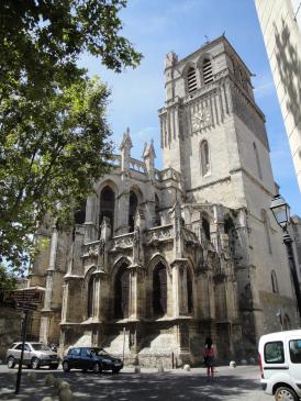 1.9.2010 Un altre aspecte de la Catedral de <strong>Sant Nasari</strong> des de la Plaça dels Albigesos. Tot i atravessar per diferents fases, el seu origen es remunta al s. XII. La seva fesonomia està a mig camí d'església i fortalesa. La seva torre és imponent, i ofereix unes vistes fantàstiques.                      Besiers  -  Jordi Bibià