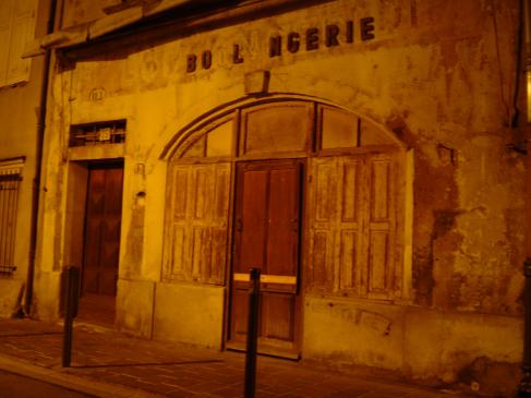 26.3.2008 Fora de la 'cité', però no massa lluny, d'altres edificis i activitats modernes ara ja en desús, ens acompanyen durant el passeig nocturn en una absoluta sol·litut.  Carcassona -  Jordi Bibià