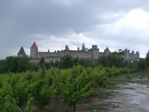 26.3.2008 La pluja accentua més encara aquesta barreja estranya de melangia i nostàlgia ferida, pròpia d'uns temps que ja no tornaran mai més, però que encara hi són a disposició d'aquells que els vulguin reviure.            Carcassona   -  Jordi Bibià