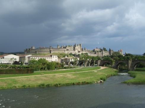2.9.2010 Vista de la vella ciutat fortificada i del Pont Vell des del riu Aude, poc abans d'una forta tormenta d'estiu.                               Carcassona   -  Jordi Bibià