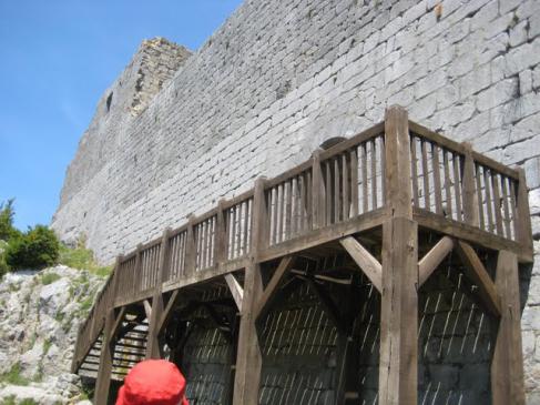 24.6.2009 Accés al castell Nova estructura de fusta que des de no fa massa anys, ha substituït l'anterior, que era metàl·lica.  Montsegur -  Raquel