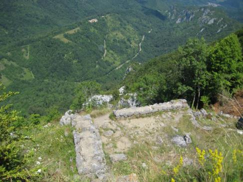 24.6.2009 Restes d'edificacions disposades en diferents nivells adaptats al terreny, visibles a la façana del darrera de Montsegur.            Montsegur -  Jordi Bibià