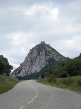 13.6.2008 Vista del castell venint per la carretera de Montferrer. Sembla que ens estigui esperant!            Montsegur -  Jordi Bibià