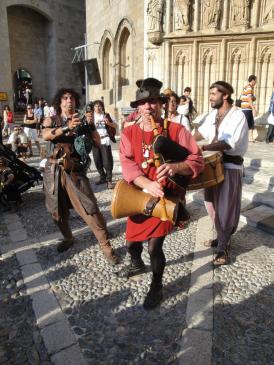 • Novel·listes en llengües romàniques, trobadors, contaires i joglars