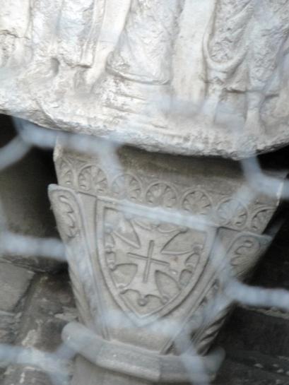 6.9.2011 Creu de Tolosa esculpida en les columnetes que suporten els vells sarcòfags dels comtes.  Sant Serni -  Jordi Bibià