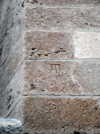 7.9.2011 Marca de picapedrer amb aspecte de trident localizada a Tarragona.             Interior de l'antic Palau Reial -  Jordi Bibià