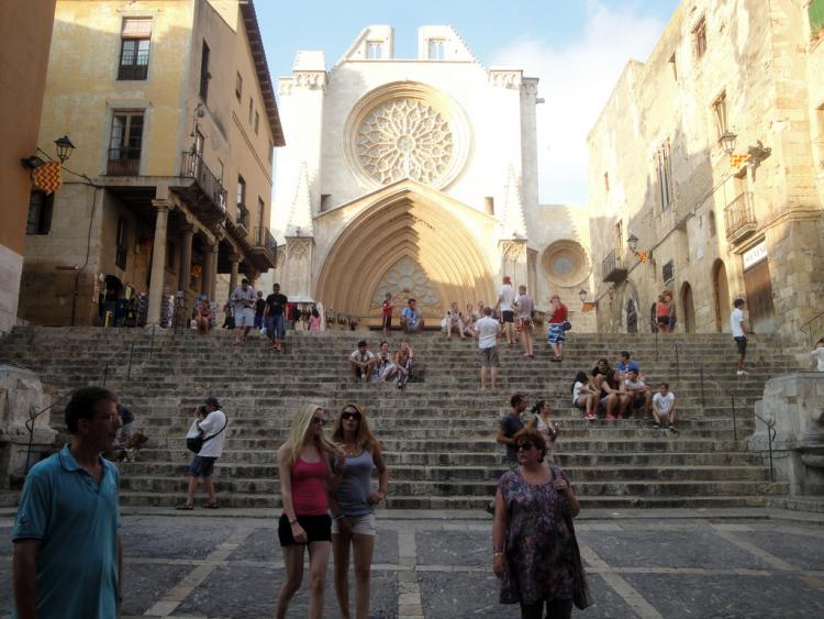 20.2.2012 Convent de Sant Francesc. Sala del De ProfundisLa Mort és la protagonista d'aquesta dansa macabra on no s'escapa ningú, des del més poderós fins el més miserable. Tots ells emprenen una macabra sardana, convidats per la mort. Aquí no hi ha diferències de cap tipus, ni social ni de sexe. Només en el moment del final de la vida, tots som iguals. Únicament, un cop després d'aquest trànsit, les injustícies dels homes seran jutjades. Aquest motiu sembla estar sota les influències dels desastres de la Pesta Negra i, a més a més, de les grans diferències socials.  Morella -  Jordi Bibià