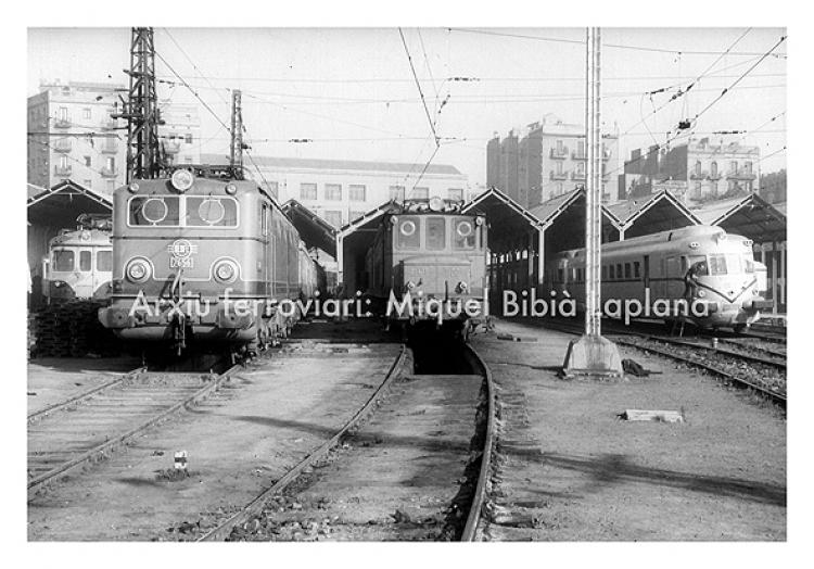 14.10.2013 Diverses èpoques de material elèctric.  Estació del Nord. Barcelona. -  Miquel Bibià Laplana