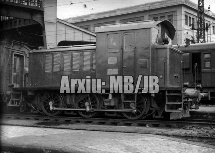 6.5.1958 Un tractor de la MTM  estació de França de Barcelona -  Miquel Bibià