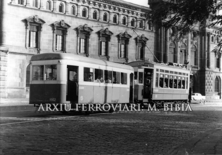 6.5.1958 El 1562. Tramvía amb remolc a la Plaça d'Universitat.  Barcelona -  Miquel Bibià