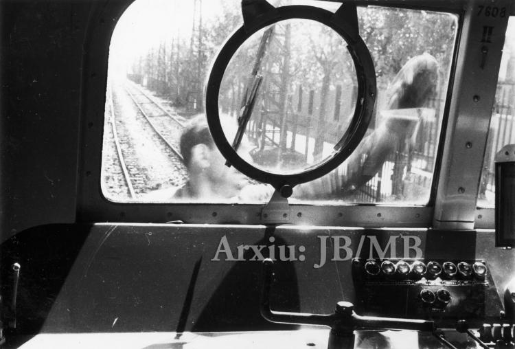 6.5.1958 Netejant els vidres de la màquina.  Terrassa -  Miquel Bibià