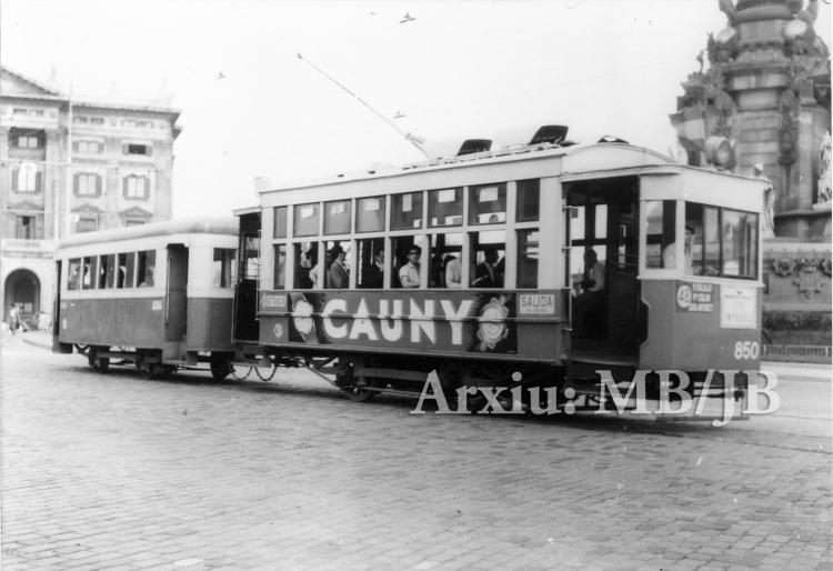 6.5.1958 El 850. Línea 48 al seu pas per sota Colom.  Barcelona -  Miquel Bibià