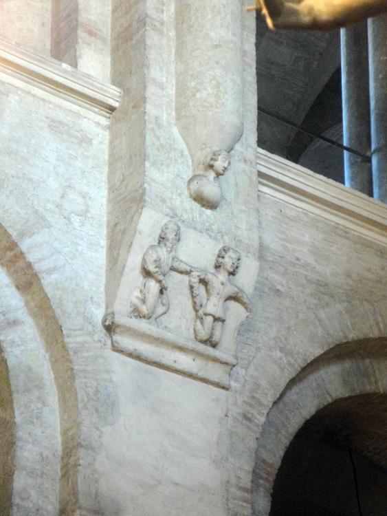 2.7.2013 Interior de Sant Serni. Escenes del martirilogi del sant.  Tolosa del Llenguadoc. -  Jordi Bibià