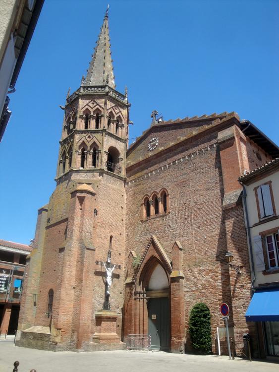 7.7.2013 Façana de l'església de Muret, bastida amb el tradicional maó de terra cuita.  Muret -  Jordi Bibià