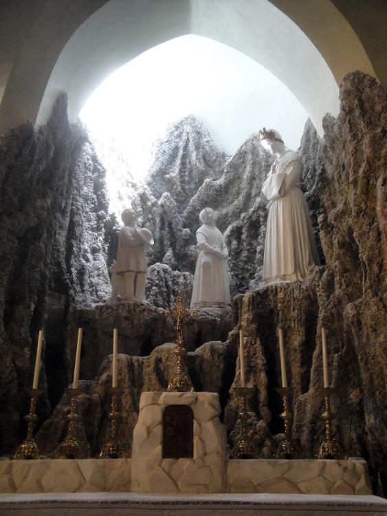2.7.2013 La imaginació fantasia amb la que s'escenifica l'aparició de la Verge de Lourdes.  Muret -  Jordi Bibià