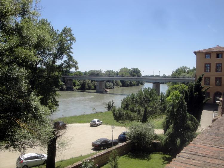 7.7.2013 El riu Garona al seu pas de Muret. En ell, molts dels defensors occitano-catalans, trobaren absurdament la mort.  Muret. -  Jordi Bibià