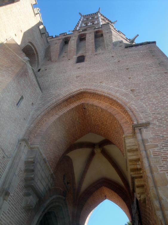 7.7.2013 Com en nombroses ciutats occitanes, un cop abatuda la religiositat càtara, es tenia de deixar ben clar, inclòs arquitectònicament, qui manava.  Sant Antoni de Pàmies. -  Jordi Bibià