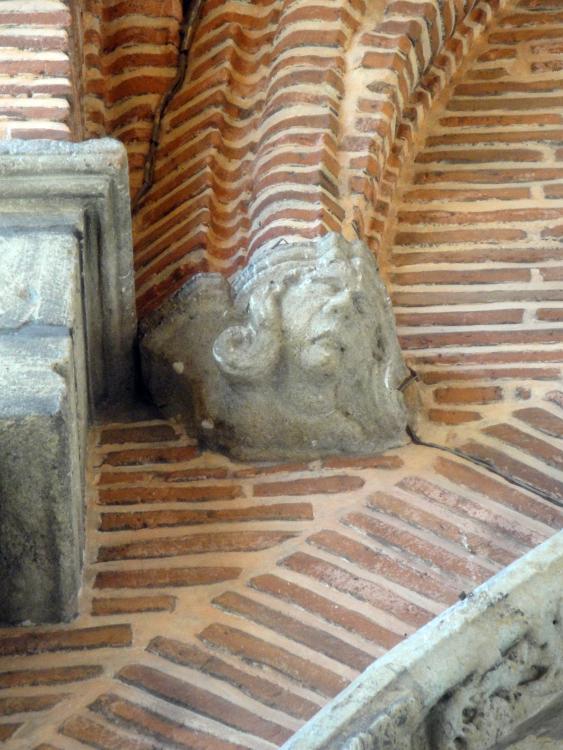 7.7.2013 Detall escultòric en l'arrancament de l'arc de la façana d'ingrés.  Sant Antoni de Pàmies. -  Jordi Bibià