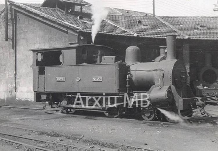6.5.1958 Locomotora del tren de Mallorca.  Dipòsit. -  Miquel Bibià