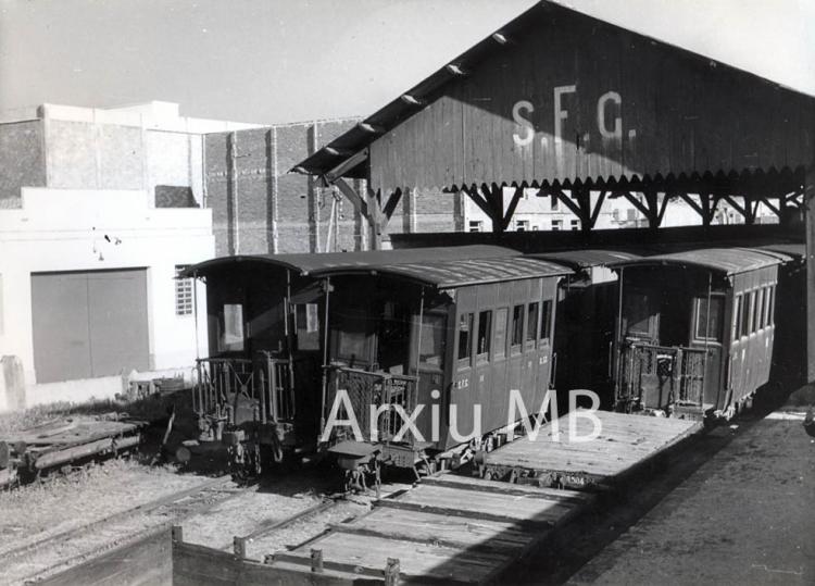 6.5.1958 El tren de Sant Feliu de Guíxols. Cotxera.  -  Miquel Bibià