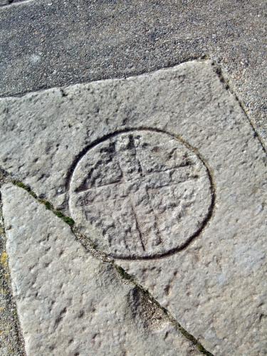 17.9.2016 Creu llatina inscrita en un cercle. Llosa sepulcral.  Col·legiata de Sant Pere de Ponts. -  Jordi Bibià Balada