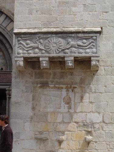 22.5.2007 Sarcòfag en pedra situat junt a la porta d'accés principal. Romànic.  Catedral de Girona. -  Jordi Bibià Balada