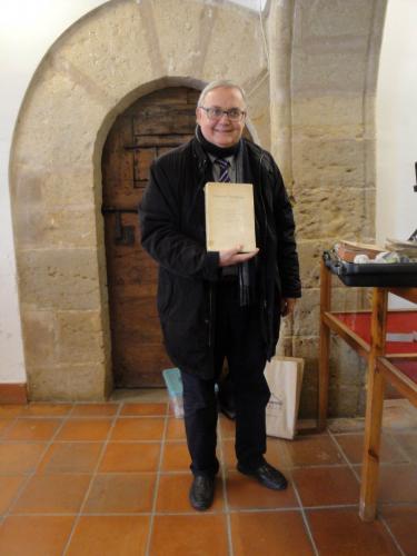 27.11.2017 L'Eduard Berga sostenint una edició de l'Antic Testament.  Sant Mateu. -  Jordi Bibià