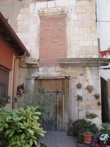 27.11.2017 Una de les antigues cases nobles localitzada a la Plaça de l'Ajuntament.  Castelló de Farfanya. -  Jordi Bibià