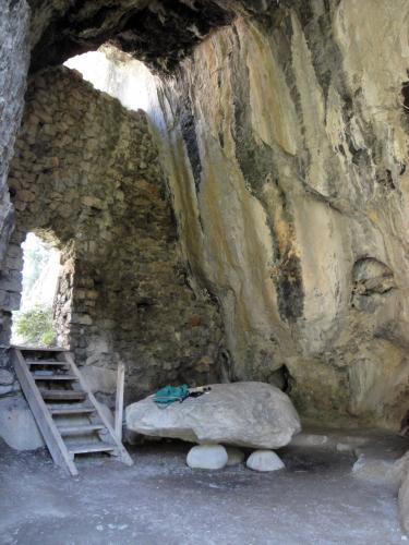 30.7.2018 L'espai de la cova i la suposada pedra altar.  -  Jordi Bibià