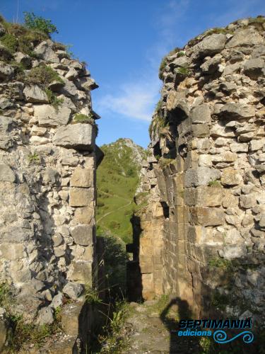 2.8.2018 Dintre del castell. Entrada principal.  Rocafixada -  Jordi Bibià