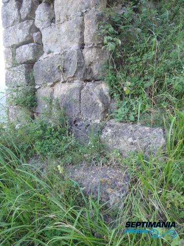 2.8.2018 Part inferior, blocs de pedra escolpits.  Rocafixada -  Jordi Bibià