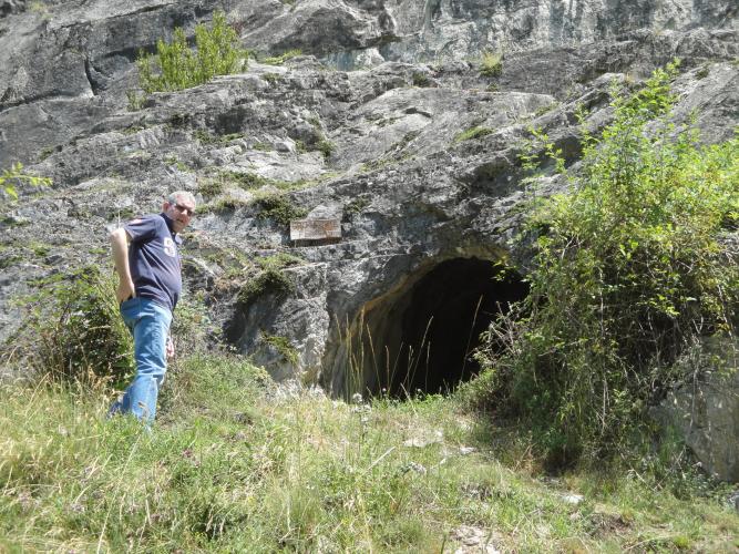 4.8.2018 Una de les entrades a les coves.  Montreal de Sos -  Jordi Bibià