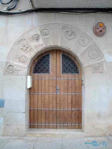 22.4.2019 Interessantíssimes dovelles decorades en una de les cases de la plaça.  La Granadella. -  Jordi Bibià