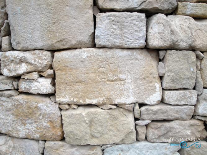 22.4.2019 Inscripció àrab provinent de l'antiga mesquita. Ara visible en un mur de la placeta entre el castell i l'antiga església.  La Granadella. -  Jordi Bibià