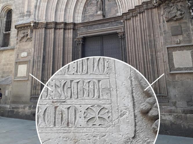 2.7.2019 Tot i els 721 que fa que són, tenim diverses creus occitanes a les làpides fundacionals de la catedral.  Porta de Sant Iu. Catedral de Barcelona. -  Jordi Bibià