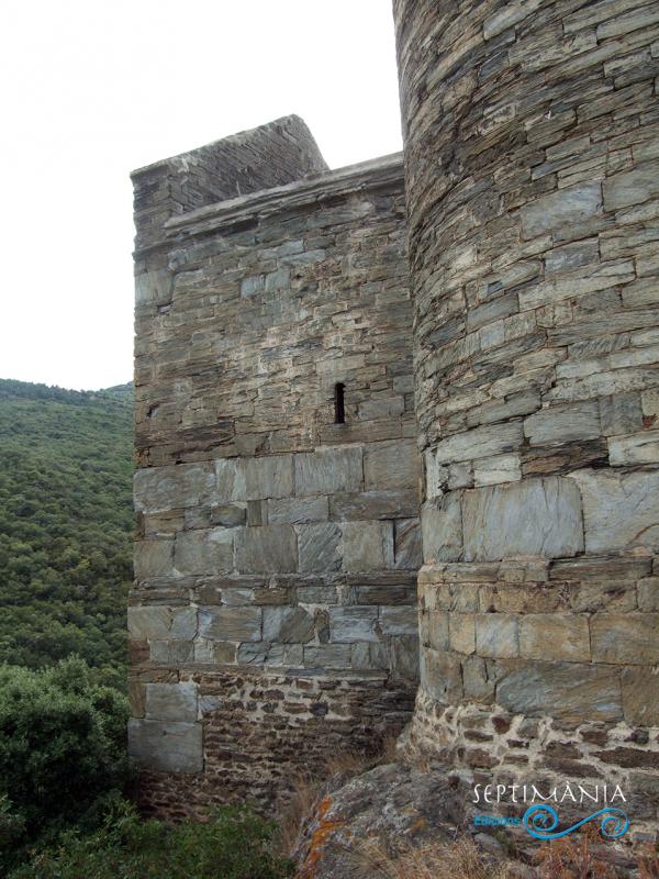 28.3.2021 Als murs externs, diferents combinacions de carreus.  -  J. Bibià