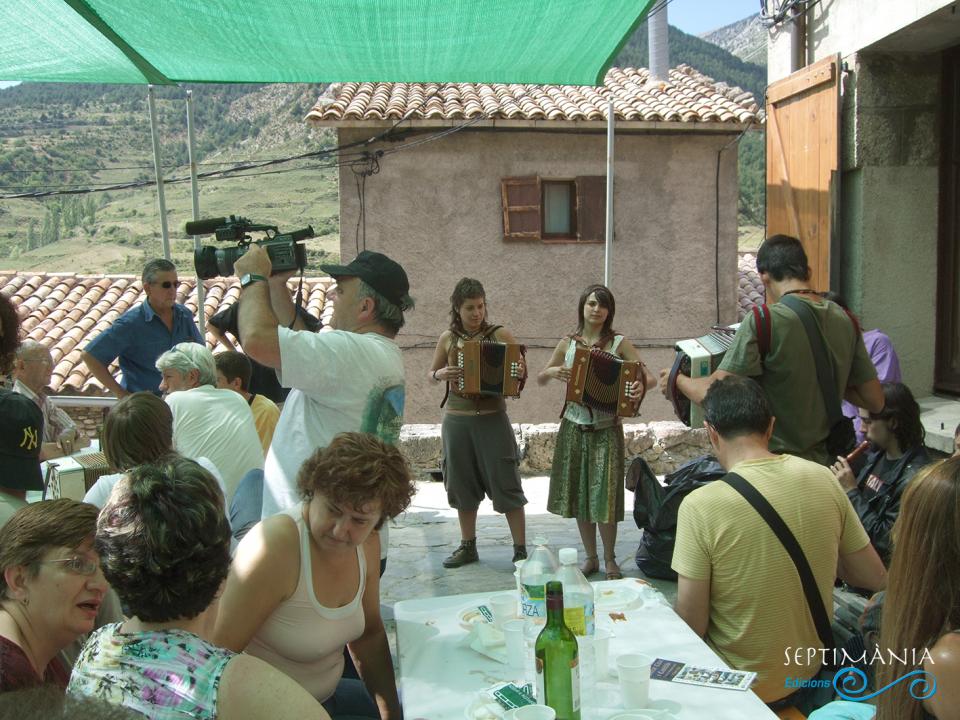 1.5.2021 Els acordions no van faltar en la celebració.  -  J. Bibià