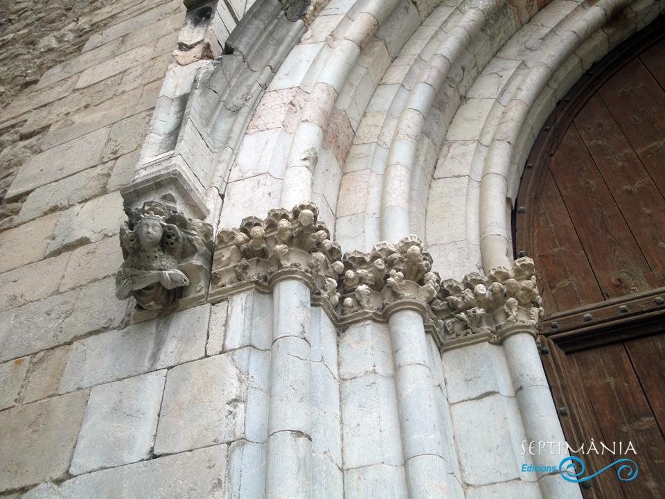 30.5.2021 Grup escultòric en una de les portes d'ingrés de l'església.  Església de Sant Esteve. -  Autor