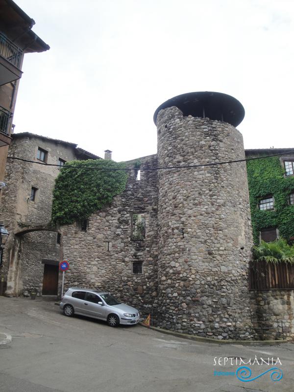 30.05.2021 Una de les torres d'empeus pertanyent al passat fortificat de la vila.  Torre de la Portella. -  J. Bibià