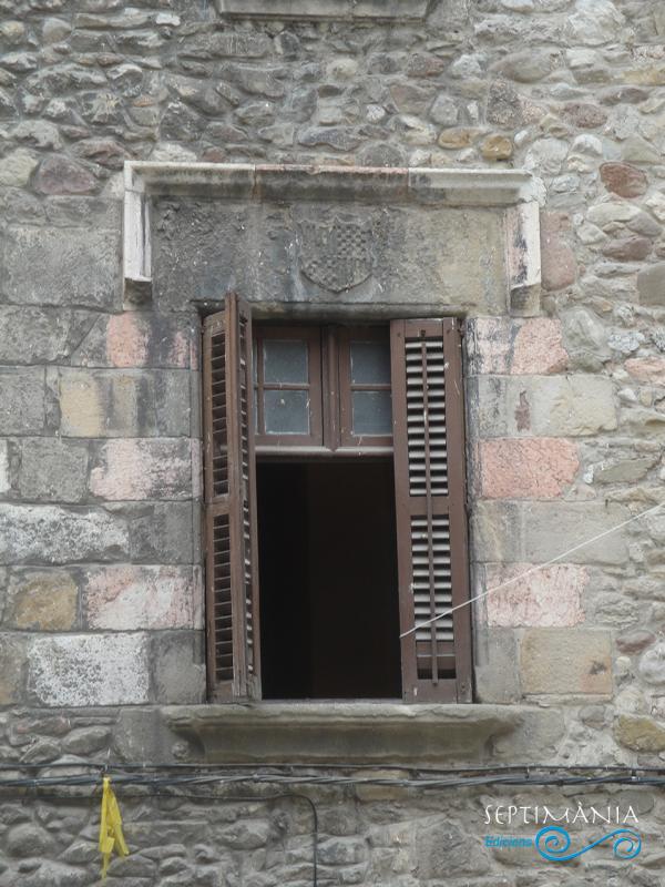 30.5.2021 Llinda amb escut heràldic de la casa Foix.  Plaça de Galceran de Pinós. -  J. Bibià