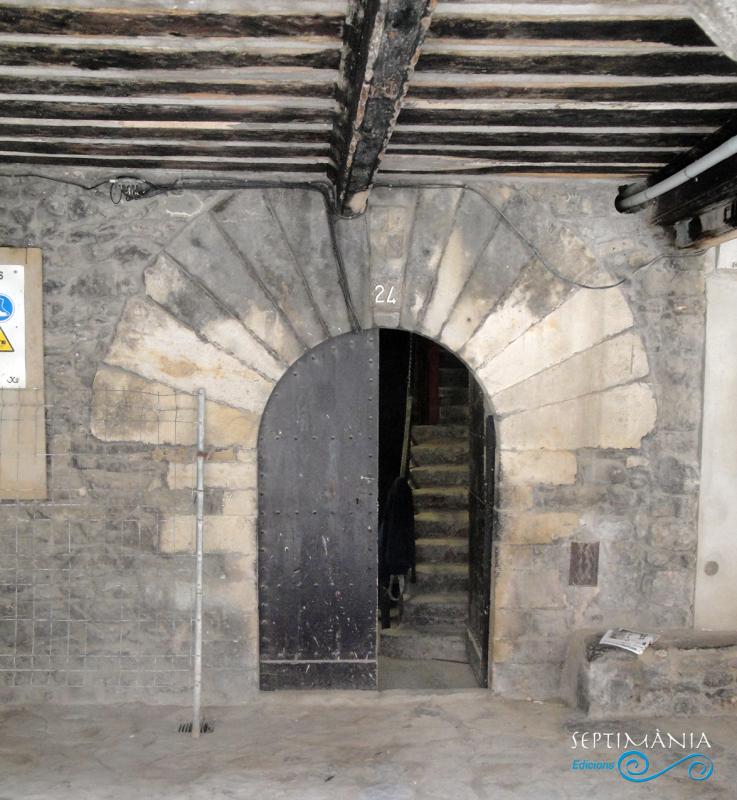 30.5.2021 Porta adovellada del casal dels Foix.  Pl. de Galceran de Pinós -  Autor