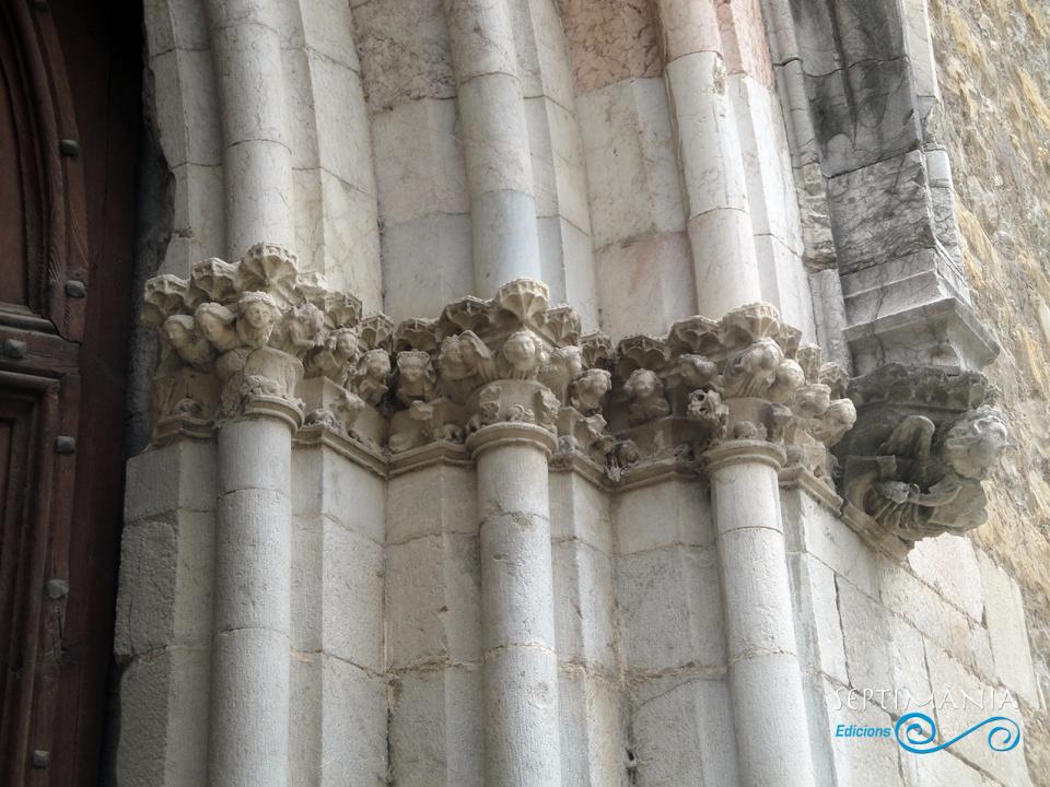 30.5.2021 Decoració escultòrica a la porta d'ingrés propera al riu.  Església de Sant Esteve. -  J. Bibià