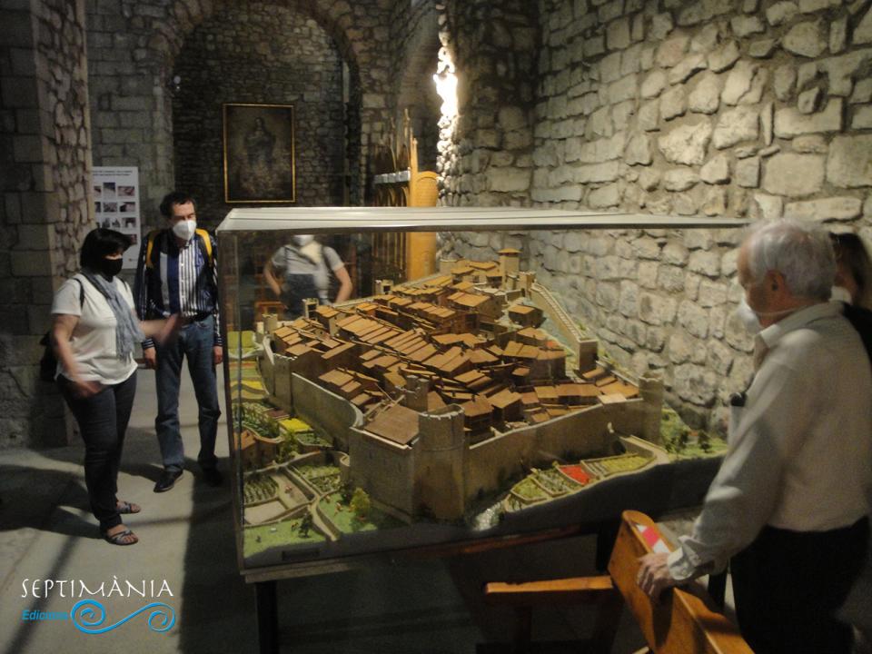 30.5.2021 Maqueta on es recrea l'aspecte de la vila medieval de Bagà.  Església de Sant Esteve. -  Autor