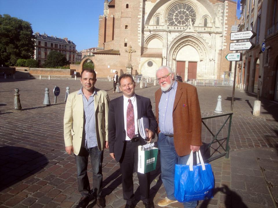 6.7.2021 Trobada a Tolosa del Llenguadoc (Occitània) amb el Sr.  Philippe Ramon (President del Centre René Nelli / Estudis Càtars), Roger Erasmy (Escriptor i especialista en l'obra i vida de Salvador Dalí), i servidor a l’esquerra de la imatge. Foto: Josep Ma Martorell (Castell de Quermançó). Fons: Església de Sant Esteve.  Tolosa de Llenguadoc. -  Josep Maria Martorell