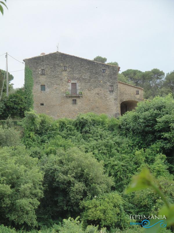 13.7.2021 Casa forta a l'entorn.  -  J. Bibià